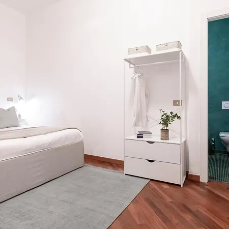Pensión Easylife - In Via Della Spiga 4*